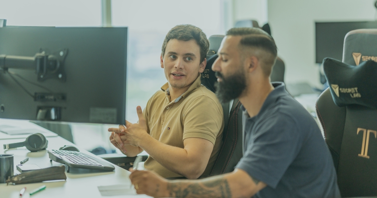 Analisten van Hodl aan het discussiëren